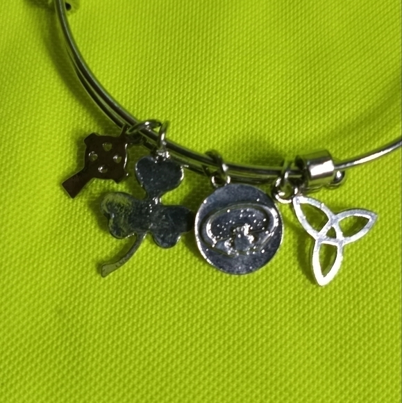 Mcguire's Irish pub wire charm bracelet shamrock cross Celtic silvertone - Picture 2 of 6